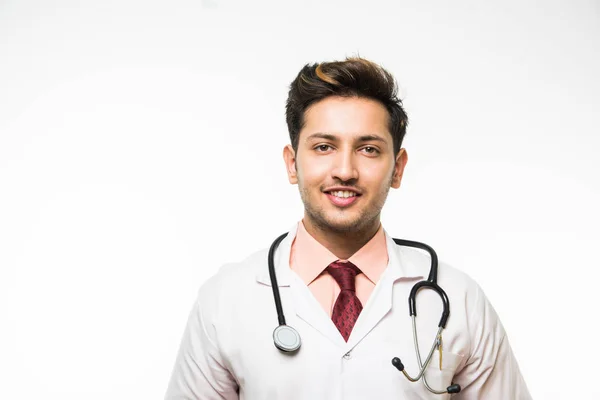 Πορτρέτο του ένα χαρούμενο ινδική όμορφος αρσενικό γιατρός με ένα στηθοσκόπιο γύρω από το λαιμό του, απομονώνονται σε λευκό φόντο, επιλεκτική εστίαση — Φωτογραφία Αρχείου