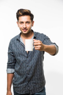 Bir fincan kahve, beyaz arka plan üzerinde izole ayakta olan genç yakışıklı bir Hintli adam portresi