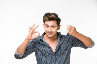 Bir fincan kahve, beyaz arka plan üzerinde izole ayakta olan genç yakışıklı bir Hintli adam portresi