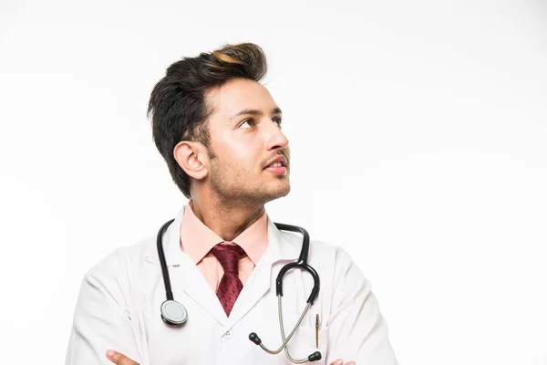Porträt eines gut aussehenden indischen Arztes mit Stethoskop um den Hals, isoliert auf weißem Hintergrund, selektiver Fokus — Stockfoto