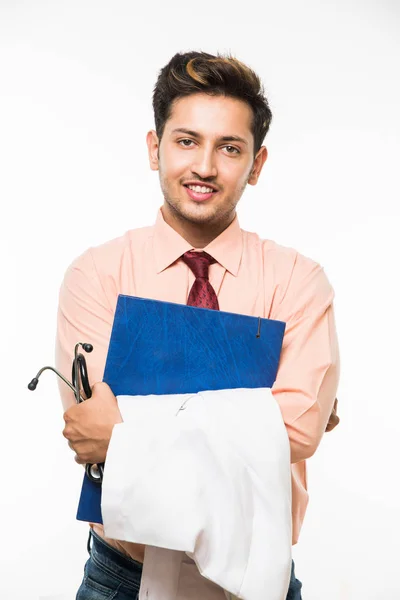 Retrato de un médico guapo indio alegre con un estetoscopio alrededor del cuello, aislado sobre fondo blanco, enfoque selectivo — Foto de Stock