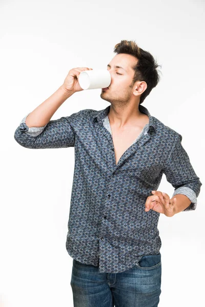 Bir fincan kahve, beyaz arka plan üzerinde izole ayakta olan genç yakışıklı bir Hintli adam portresi