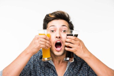 2 gözlük: genç yakışıklı Hintli kahvaltı için ya da serinlemek için iki bardak taze portakal suyu ve karanlık gazlı içecek tutarak rahat gömlekli. 