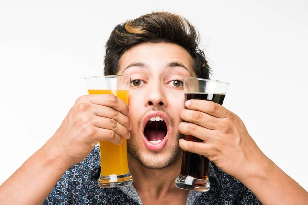 2 gözlük: genç yakışıklı Hintli kahvaltı için ya da serinlemek için iki bardak taze portakal suyu ve karanlık gazlı içecek tutarak rahat gömlekli. 