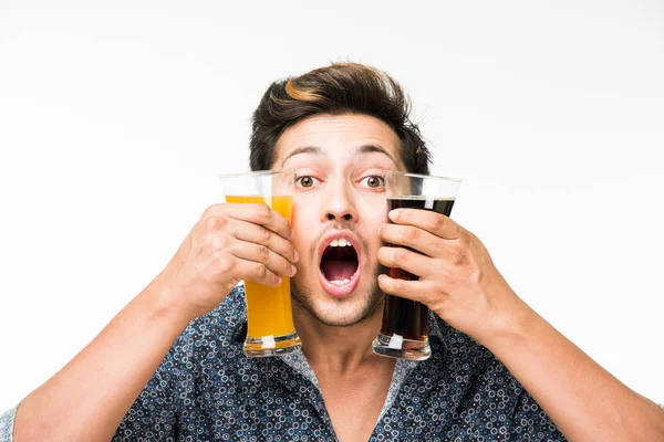 2 gözlük: genç yakışıklı Hintli kahvaltı için ya da serinlemek için iki bardak taze portakal suyu ve karanlık gazlı içecek tutarak rahat gömlekli. 