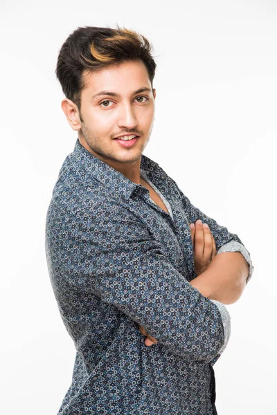 İyi görünümlü Kızılderili ya da Asyalı genç adam arka plan karşı katlanmış ellerle rahat soyunma portresi