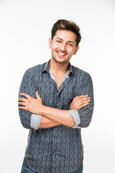 İyi görünümlü Kızılderili ya da Asyalı genç adam arka plan karşı katlanmış ellerle rahat soyunma portresi