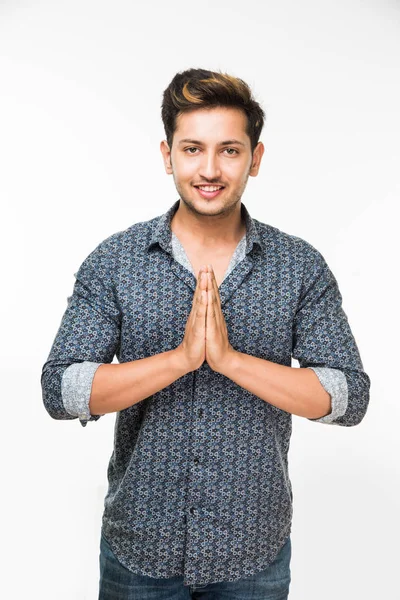 Ritratto di bell'aspetto Indiano o asiatico giovane in vestirsi casual con le mani incrociate sullo sfondo — Foto Stock