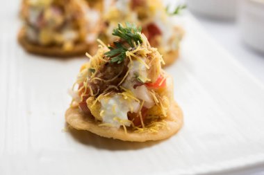 Sev Btata Puri / sev puri / papdi sohbet - popüler Hint aperatifler madde – Hint sokak gıda, seçici odak
