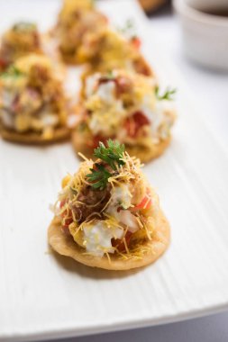Sev Btata Puri / sev puri / papdi sohbet - popüler Hint aperatifler madde – Hint sokak gıda, seçici odak