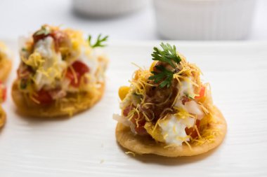 Sev Btata Puri / sev puri / papdi sohbet - popüler Hint aperatifler madde – Hint sokak gıda, seçici odak