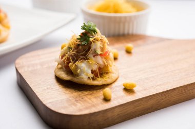 Sev Btata Puri / sev puri / papdi sohbet - popüler Hint aperatifler madde – Hint sokak gıda, seçici odak