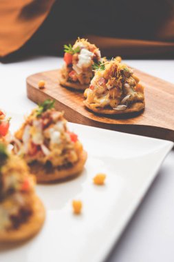 Sev Btata Puri / sev puri / papdi sohbet - popüler Hint aperatifler madde – Hint sokak gıda, seçici odak