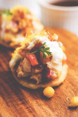 Sev Btata Puri / sev puri / papdi sohbet - popüler Hint aperatifler madde – Hint sokak gıda, seçici odak
