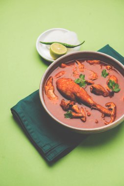 Hint baharatlı tavuk köri veya masala tavuk önemli bacak parça ile Hindistan, seçici odak popüler tarifi