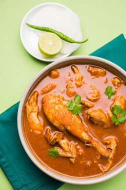 Hint baharatlı tavuk köri veya masala tavuk önemli bacak parça ile Hindistan, seçici odak popüler tarifi