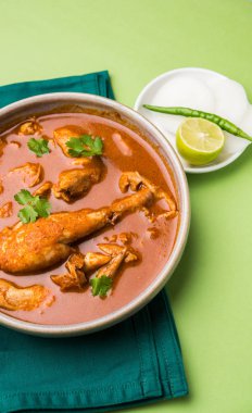 Hint baharatlı tavuk köri veya masala tavuk önemli bacak parça ile Hindistan, seçici odak popüler tarifi