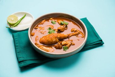 Hint baharatlı tavuk köri veya masala tavuk önemli bacak parça ile Hindistan, seçici odak popüler tarifi