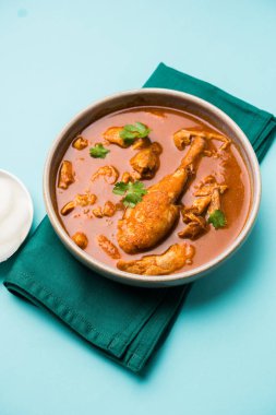 Hint baharatlı tavuk köri veya masala tavuk önemli bacak parça ile Hindistan, seçici odak popüler tarifi