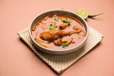 Hint baharatlı tavuk köri veya masala tavuk önemli bacak parça ile Hindistan, seçici odak popüler tarifi