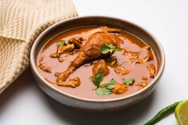 Hint baharatlı tavuk köri veya masala tavuk önemli bacak parça ile Hindistan, seçici odak popüler tarifi