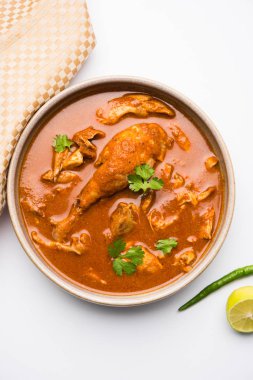 Hint baharatlı tavuk köri veya masala tavuk önemli bacak parça ile Hindistan, seçici odak popüler tarifi