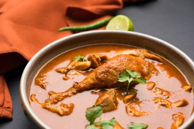 Hint baharatlı tavuk köri veya masala tavuk önemli bacak parça ile Hindistan, seçici odak popüler tarifi