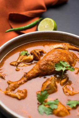 Hint baharatlı tavuk köri veya masala tavuk önemli bacak parça ile Hindistan, seçici odak popüler tarifi