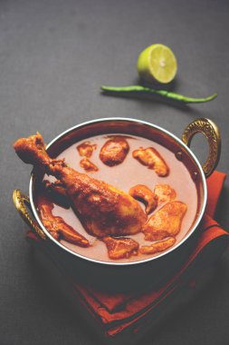 Hint baharatlı tavuk köri veya masala tavuk önemli bacak parça ile Hindistan, seçici odak popüler tarifi