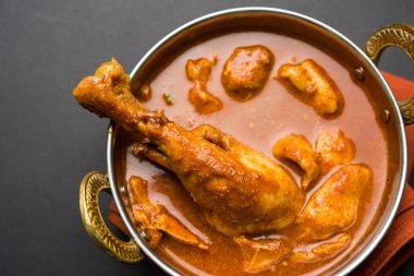 Hint baharatlı tavuk köri veya masala tavuk önemli bacak parça ile Hindistan, seçici odak popüler tarifi