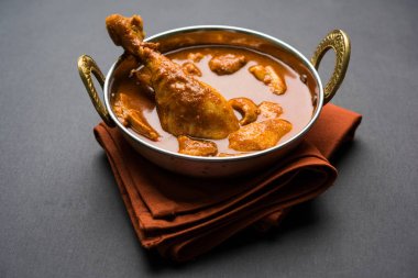 Hint baharatlı tavuk köri veya masala tavuk önemli bacak parça ile Hindistan, seçici odak popüler tarifi
