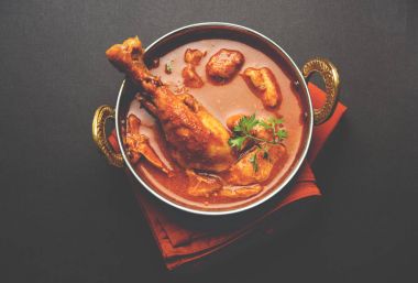 Hint baharatlı tavuk köri veya masala tavuk önemli bacak parça ile Hindistan, seçici odak popüler tarifi