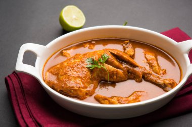 Hint baharatlı tavuk köri veya masala tavuk önemli bacak parça ile Hindistan, seçici odak popüler tarifi