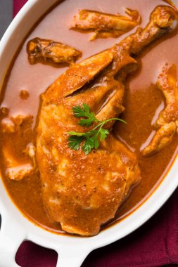 Hint baharatlı tavuk köri veya masala tavuk önemli bacak parça ile Hindistan, seçici odak popüler tarifi