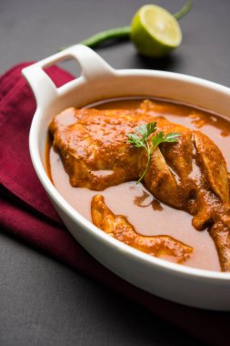 Hint baharatlı tavuk köri veya masala tavuk önemli bacak parça ile Hindistan, seçici odak popüler tarifi