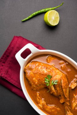 Hint baharatlı tavuk köri veya masala tavuk önemli bacak parça ile Hindistan, seçici odak popüler tarifi