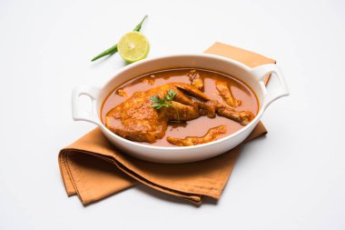 Hint baharatlı tavuk köri veya masala tavuk önemli bacak parça ile Hindistan, seçici odak popüler tarifi