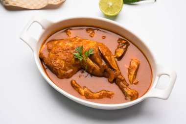 Hint baharatlı tavuk köri veya masala tavuk önemli bacak parça ile Hindistan, seçici odak popüler tarifi