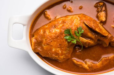 Hint baharatlı tavuk köri veya masala tavuk önemli bacak parça ile Hindistan, seçici odak popüler tarifi