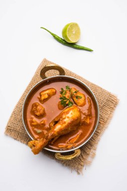 Hint baharatlı tavuk köri veya masala tavuk önemli bacak parça ile Hindistan, seçici odak popüler tarifi