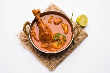 Hint baharatlı tavuk köri veya masala tavuk önemli bacak parça ile Hindistan, seçici odak popüler tarifi