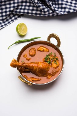 Hint baharatlı tavuk köri veya masala tavuk önemli bacak parça ile Hindistan, seçici odak popüler tarifi