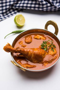 Hint baharatlı tavuk köri veya masala tavuk önemli bacak parça ile Hindistan, seçici odak popüler tarifi