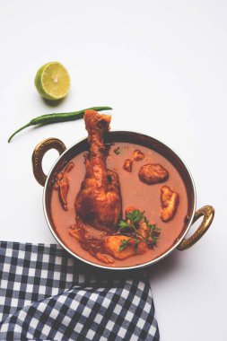 Hint baharatlı tavuk köri veya masala tavuk önemli bacak parça ile Hindistan, seçici odak popüler tarifi