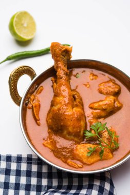 Hint baharatlı tavuk köri veya masala tavuk önemli bacak parça ile Hindistan, seçici odak popüler tarifi