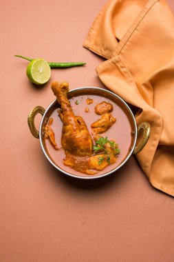 Hint baharatlı tavuk köri veya masala tavuk önemli bacak parça ile Hindistan, seçici odak popüler tarifi