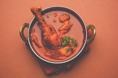 Hint baharatlı tavuk köri veya masala tavuk önemli bacak parça ile Hindistan, seçici odak popüler tarifi