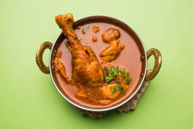 Hint baharatlı tavuk köri veya masala tavuk önemli bacak parça ile Hindistan, seçici odak popüler tarifi