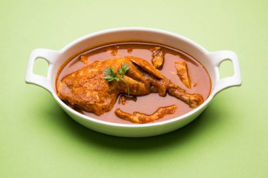 Hint baharatlı tavuk köri veya masala tavuk önemli bacak parça ile Hindistan, seçici odak popüler tarifi