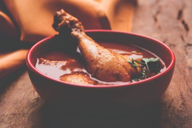 Hint baharatlı tavuk köri veya masala tavuk önemli bacak parça ile Hindistan, seçici odak popüler tarifi